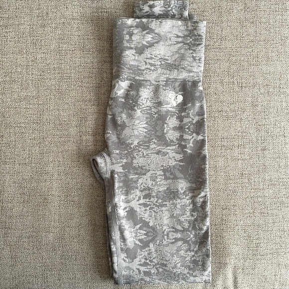 Women’s Best Seamless Camo Leggings - Picture 1 of 3